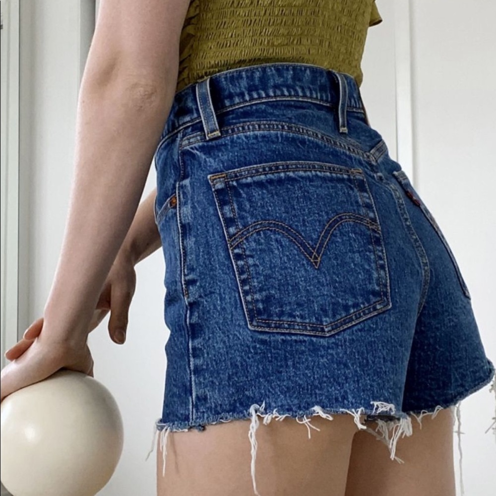 Levis Ribcage shorts